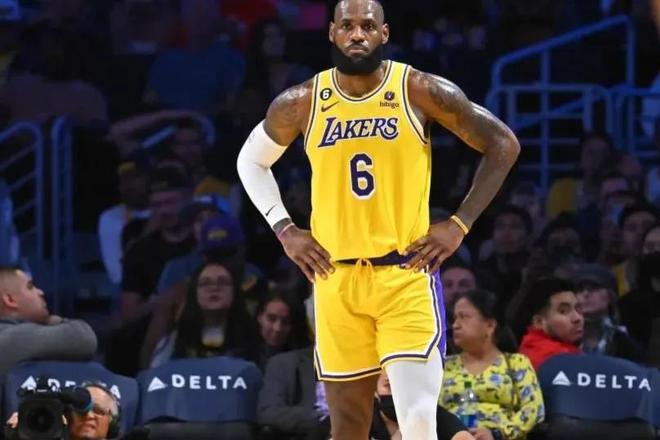 贝克汉姆捧杯狂喜，14岁小七穿抹胸太成熟，大儿子却在家熬汤（贝克汉姆捧杯欢腾，14岁小七抹胸造型引发热议，大儿子在家熬汤）