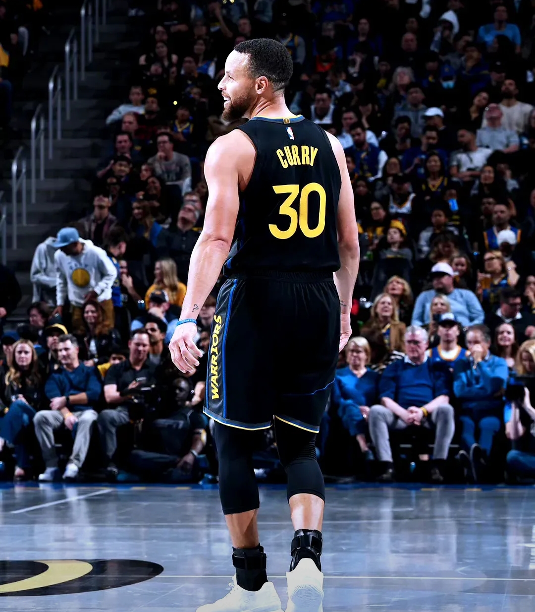 NBA常规赛战报：湖人客场险胜太阳,（NBA常规赛：湖人客场惊险击败太阳）