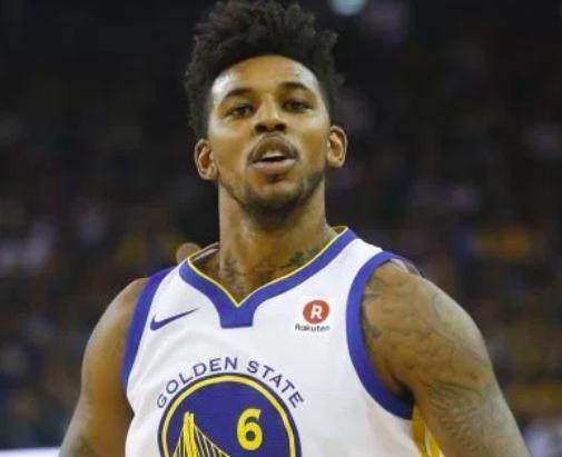 消息人士称，鲁本·阿莫林与曼联在离队问题上存在分歧，同时有欧洲皇室成员对他感兴趣。（知情人士称阿莫林与曼联在离队问题上意见相左，且获欧洲皇室成员青睐）